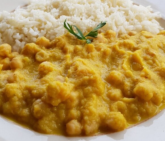 Chickpeas in yellow curry sauce